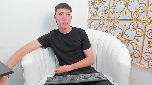 Snapshot of LittleDanny_ chatting on 11.21.25 LittleDanny online show from 11.21.25