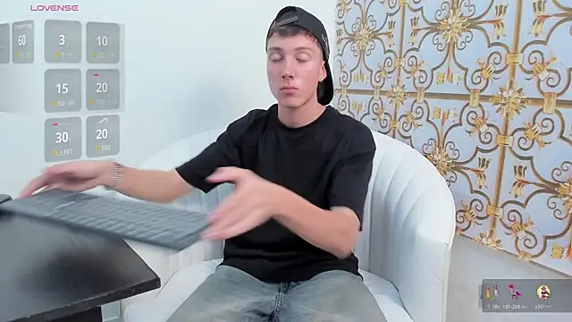 Snapshot of LittleDanny_ chatting on 11.24.25 LittleDanny online show from 11.24.25