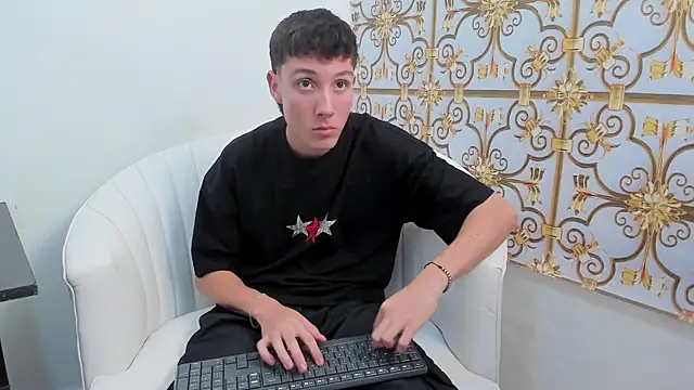 Snapshot of LittleDanny_ chatting on 11.25.25 LittleDanny online show from 11.25.25