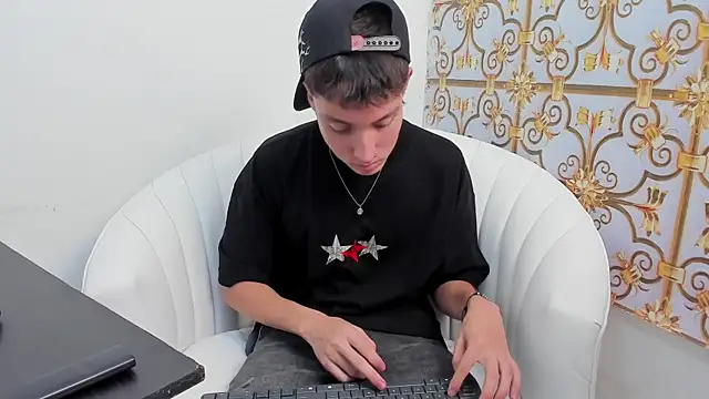 Snapshot of LittleDanny_ chatting on 11.26.25 LittleDanny online show from 11.26.25