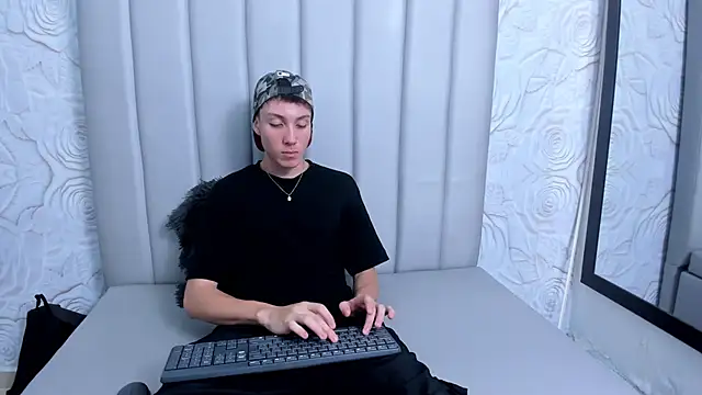 Snapshot of LittleDanny_ chatting on 12.01.25 LittleDanny online show from 12.01.25