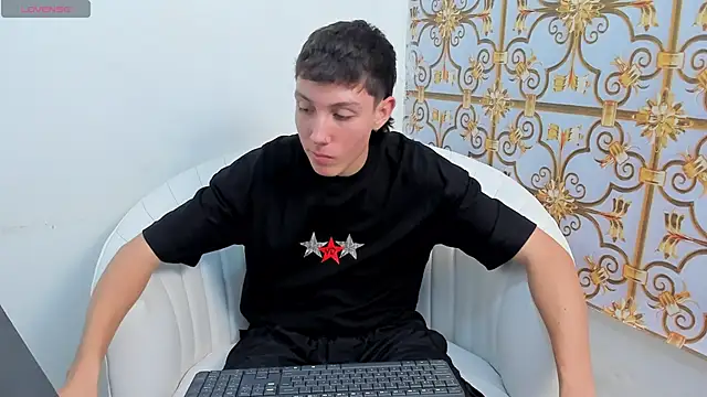 Snapshot of LittleDanny_ chatting on 12.02.25 LittleDanny online show from 12.02.25