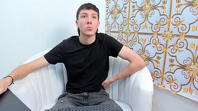 Snapshot of LittleDanny_ chatting on 12.16.25 LittleDanny online show from 12.16.25