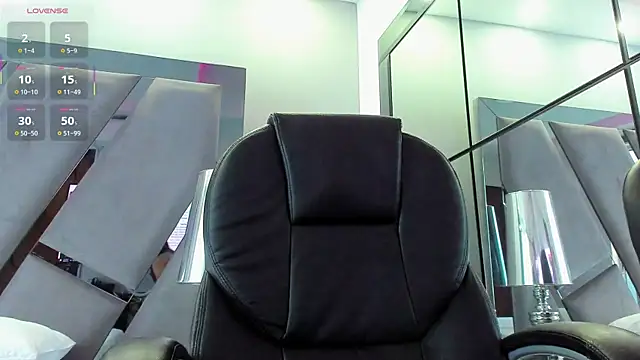 Snapshot of Abril_monroe_ chatting on 11.15.25 Abril monroe online show from 11.15.25