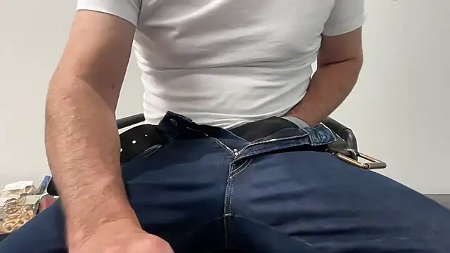 Snapshot of harrys74 chatting on 10.31.25 harrys74 online show from 10.31.25