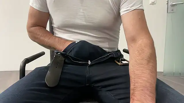 Snapshot of harrys74 chatting on 11.10.25 harrys74 online show from 11.10.25