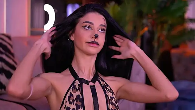 Snapshot of ArinaCarter chatting on 10.31.25 ArinaCarter online show from 10.31.25