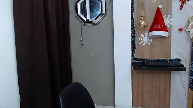 Snapshot of honeymoon_12 chatting on 12.22.25 honeymoon 12 online show from 12.22.25