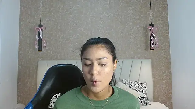 Snapshot of babilett chatting on 10.15.25 babilett online show from 10.15.25