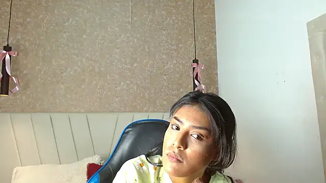 Snapshot of babilett chatting on 11.24.25 babilett online show from 11.24.25