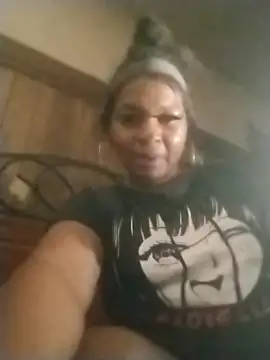 Snapshot of Ladiv33 chatting on 10.30.25 Ladiv33 online show from 10.30.25