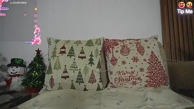 Snapshot of Roxybeautyy chatting on 12.13.25 Roxybeautyy online show from 12.13.25