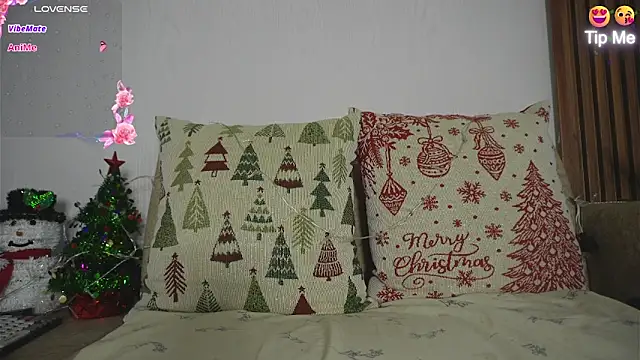 Snapshot of Roxybeautyy chatting on 12.16.25 Roxybeautyy online show from 12.16.25