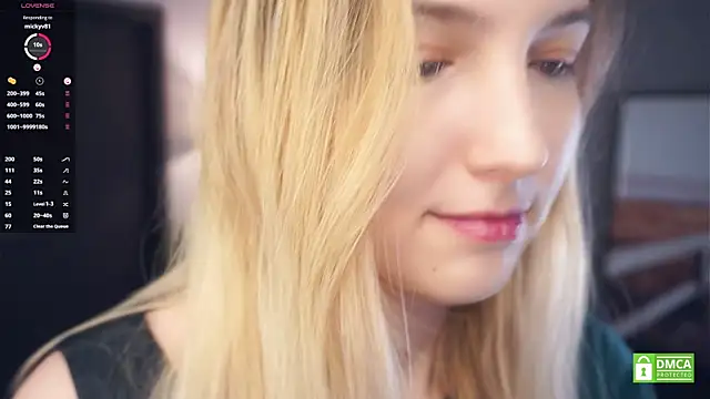 Snapshot of HongTomczak chatting on 10.10.25 HongTomczak online show from 10.10.25
