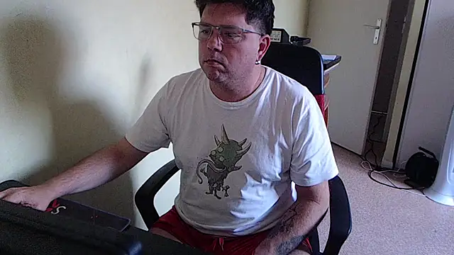 Snapshot of blueandwhite1 chatting on 11.04.25 blueandwhite1 online show from 11.04.25