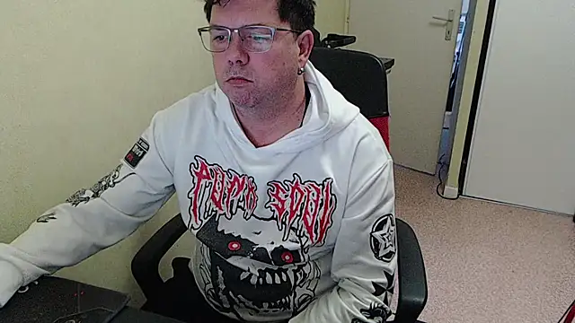 Snapshot of blueandwhite1 chatting on 11.18.25 blueandwhite1 online show from 11.18.25