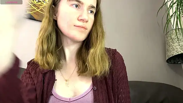 Snapshot of velina__ chatting on 10.05.25 velina online show from 10.05.25