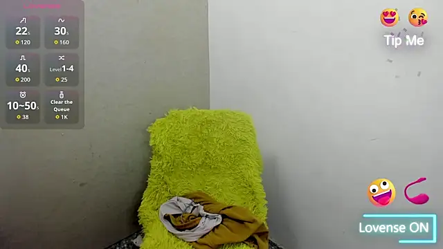 Snapshot of Sanya_Luxx chatting on 12.15.25 Sanya Luxx online show from 12.15.25