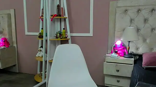 Snapshot of yiyisandoval chatting on 12.04.25 yiyisandoval online show from 12.04.25