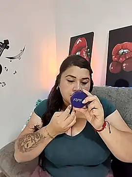 Snapshot of SafiroFer chatting on 10.23.25 SafiroFer online show from 10.23.25