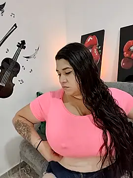 Snapshot of SafiroFer chatting on 10.29.25 SafiroFer online show from 10.29.25