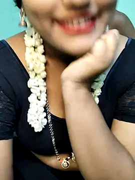 Snapshot of Shneeha_le chatting on 09.10.25 Shneeha le online show from 09.10.25