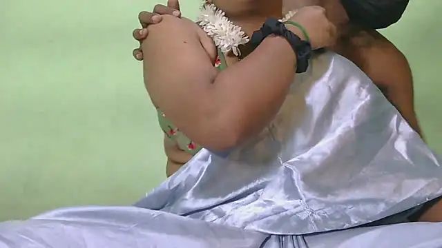 Snapshot of Shneeha_le chatting on 11.21.25 Shneeha le online show from 11.21.25