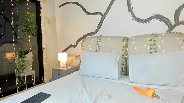 SarahCastro1  online show from 11.21.25