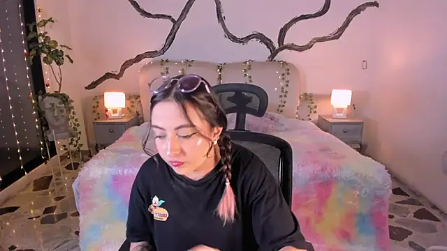 SarahCastro1  online show from 11.25.25