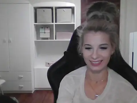 KristineGlow online show from 10.10.25