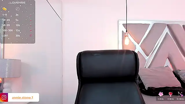 AnniEsstone online show from 11.28.25