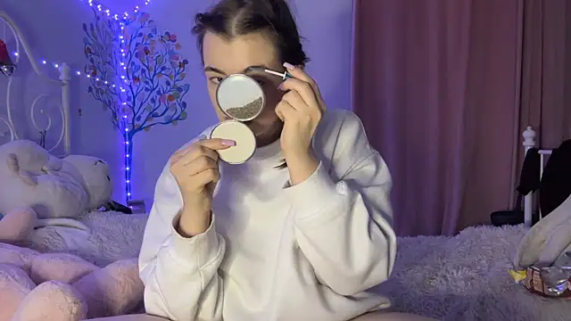 Snapshot of HoneyMist chatting on 10.26.25 HoneyMist online show from 10.26.25