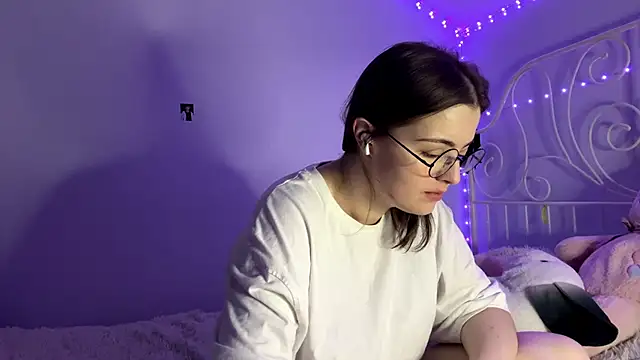 Snapshot of HoneyMist chatting on 11.07.25 HoneyMist online show from 11.07.25