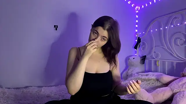 Snapshot of HoneyMist chatting on 11.11.25 HoneyMist online show from 11.11.25