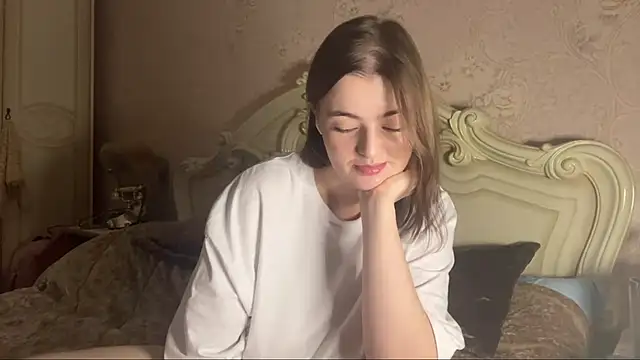 Snapshot of HoneyMist chatting on 11.18.25 HoneyMist online show from 11.18.25