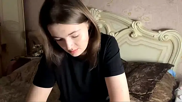 Snapshot of HoneyMist chatting on 11.19.25 HoneyMist online show from 11.19.25