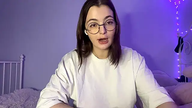 Snapshot of HoneyMist chatting on 11.25.25 HoneyMist online show from 11.25.25