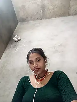 Snapshot of Sandhya_x chatting on 10.25.25 Sandhya x online show from 10.25.25