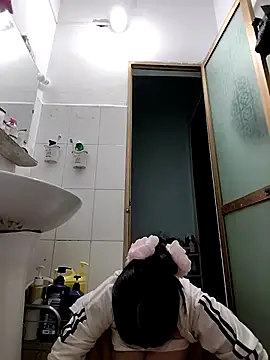 Snapshot of simsim-00 chatting on 11.05.25 simsim-00 online show from 11.05.25