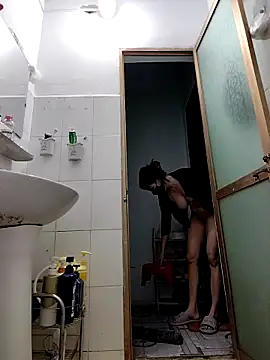 Snapshot of simsim-00 chatting on 11.25.25 simsim-00 online show from 11.25.25