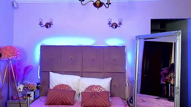 Nicole Bond online show from 02.02.26