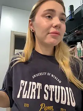 Snapshot of LunaMillie chatting on 09.12.25 LunaMillie online show from 09.12.25