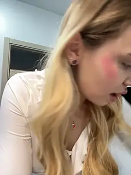 Snapshot of LunaMillie chatting on 09.19.25 LunaMillie online show from 09.19.25