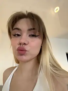 Snapshot of LunaMillie chatting on 11.04.25 LunaMillie online show from 11.04.25