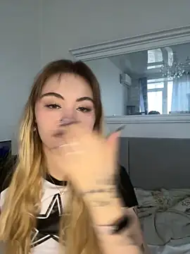 Snapshot of LunaMillie chatting on 11.26.25 LunaMillie online show from 11.26.25