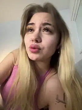 Snapshot of LunaMillie chatting on 11.29.25 LunaMillie online show from 11.29.25