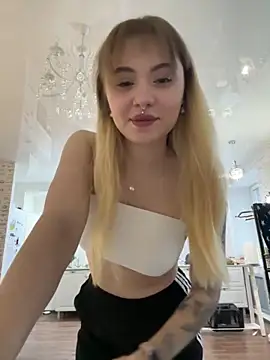 Snapshot of LunaMillie chatting on 12.05.25 LunaMillie online show from 12.05.25