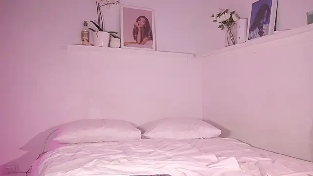 Snapshot of sweettener_ chatting on 10.21.25 sweettener online show from 10.21.25