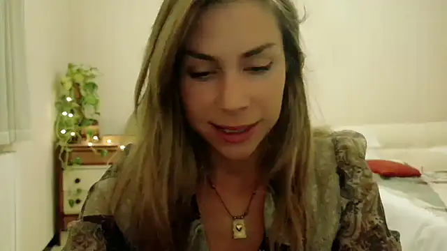 Snapshot of wonderalice31 chatting on 09.30.25 wonderalice31 online show from 09.30.25