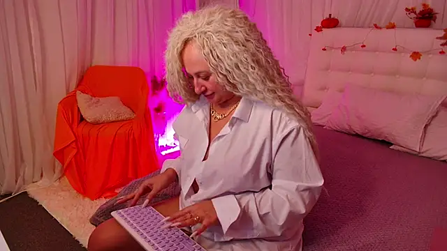 Snapshot of Lilit_1Love chatting on 10.29.25 Lilit 1Love online show from 10.29.25